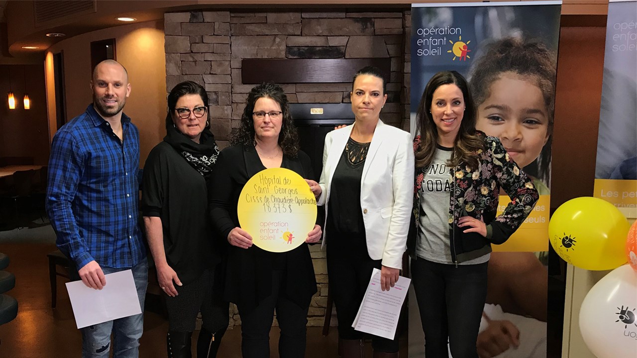 Les récipiendaires de l’octroi de l’Hôpital de Saint-Georges du CISSS de Chaudière-Appalaches, accompagnés des porte-paroles d’Opération Enfant Soleil lors de la conférence de presse à Thetford Mines
