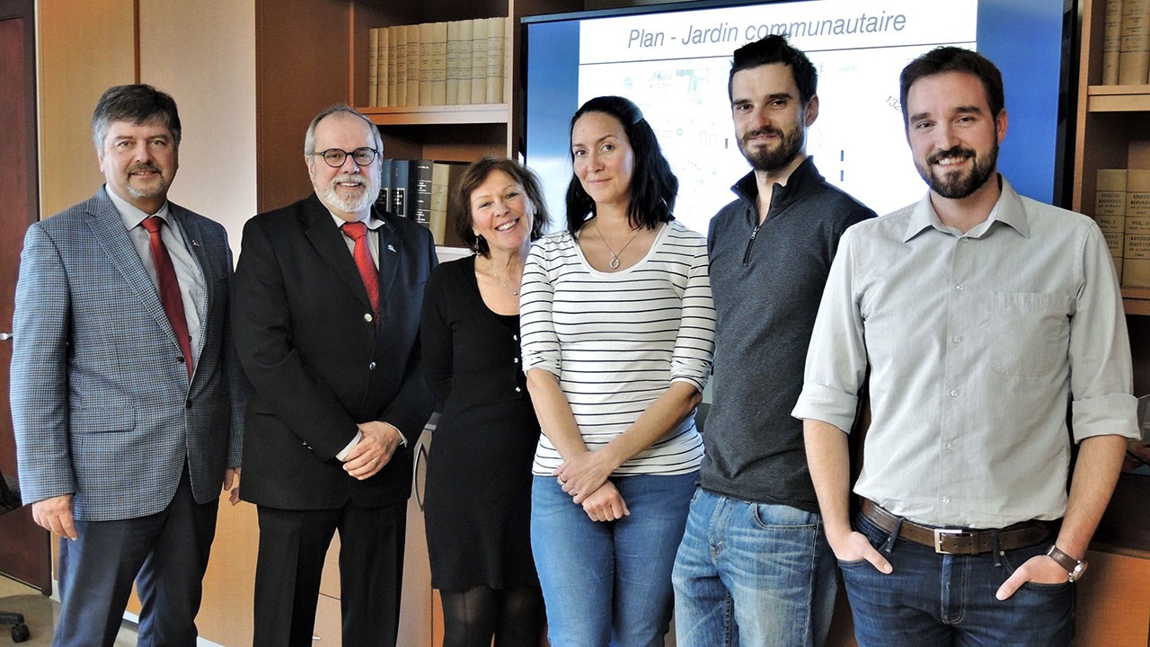De gauche à droite : Claude Poulin, directeur général de la Ville de Saint-Georges, Claude Morin, maire de la Ville de Saint-Georges, Solange Thibodeau, conseillère du district 7 à la Ville de Saint-Georges, Geneviève T.-Gignac, ingénieure aux Services techniques de la Ville de Saint-Georges, ainsi que Michel Baillargeon et Jean-Philippe Bégin, des Jardins communautaires de Saint-Georges.