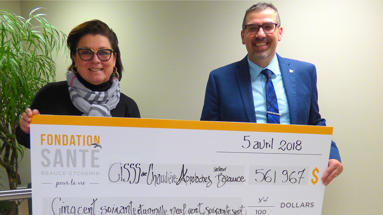 Madame Manon Veilleux, présidente de la Fondation Santé Beauce-Etchemin, et monsieur Daniel Paré, président-directeur général du CISSS de Chaudière-Appalaches.