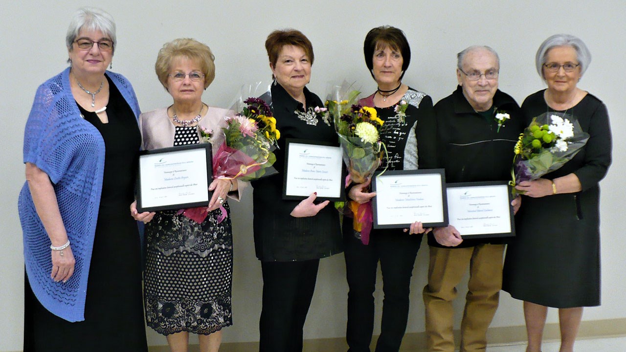 De gauche à droite : Nicole Bérubé, présidente de la Table de concertation des aînés de Chaudière-Appalaches, Lisette Arguin et Anne-Marie Lecours, de Lévis, Madeleine Nadeau, d'Adstock, et Marcel Lachance, de Sainte-Lucie-de-Beauregard, récipiendaires, et Cécile Dupont, administratrice de la Table.