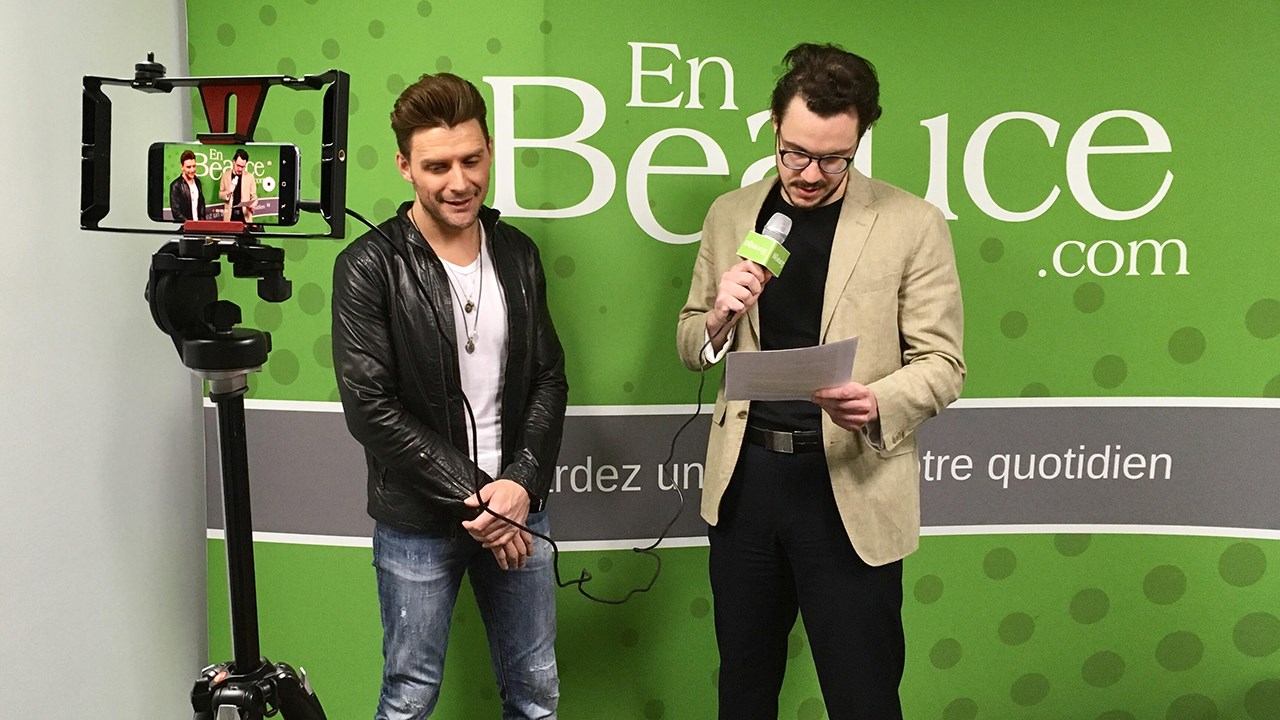 Robby Jonhson, chanteur country, et Alexandre Poulin, journaliste pour EnBeauce.com, alors qu'ils se préparaient tous deux avant le début de l'entretien.