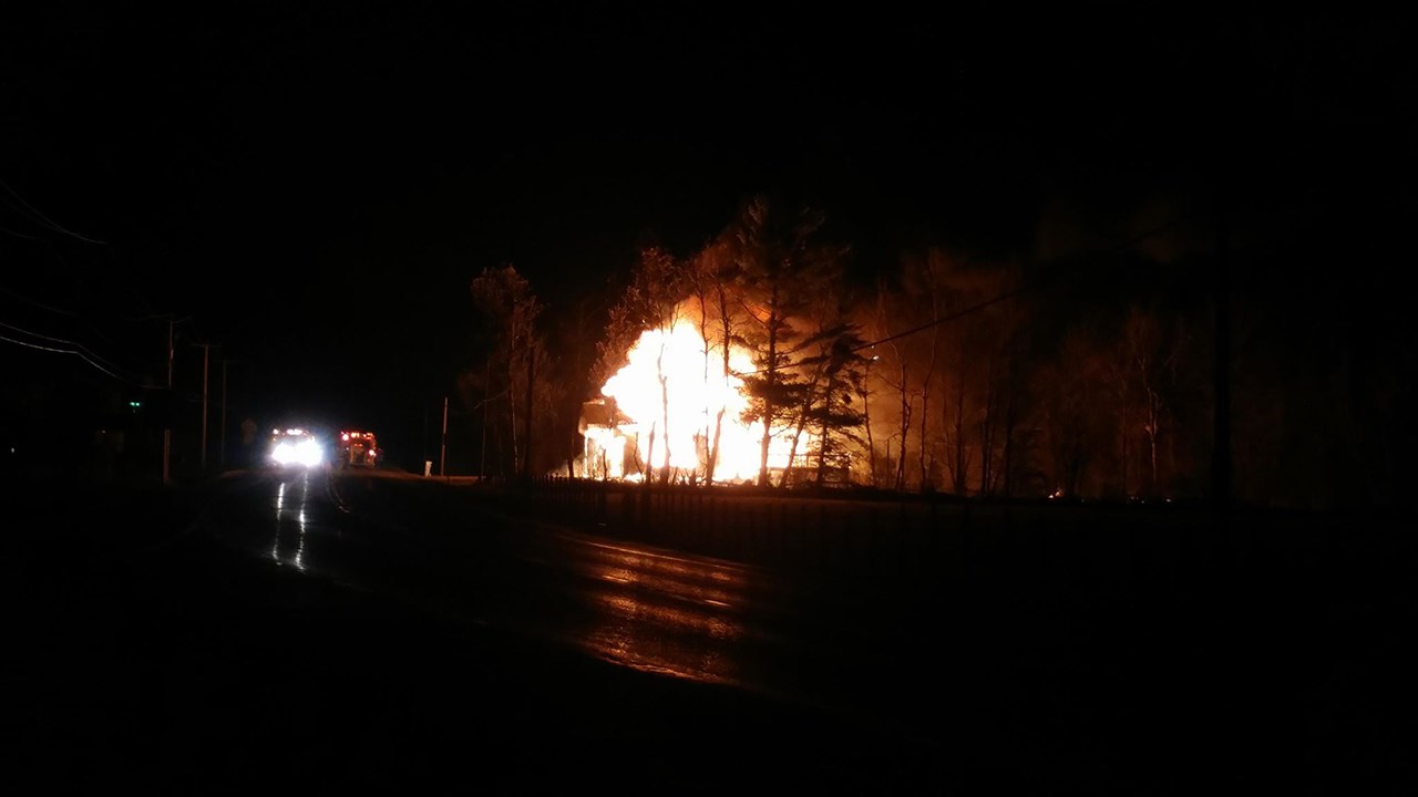 Une résidence calcinée par les flammes sur la route 108 cette nuit