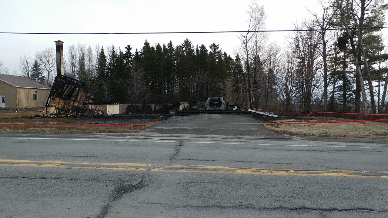 Une résidence calcinée par les flammes sur la route 108 cette nuit