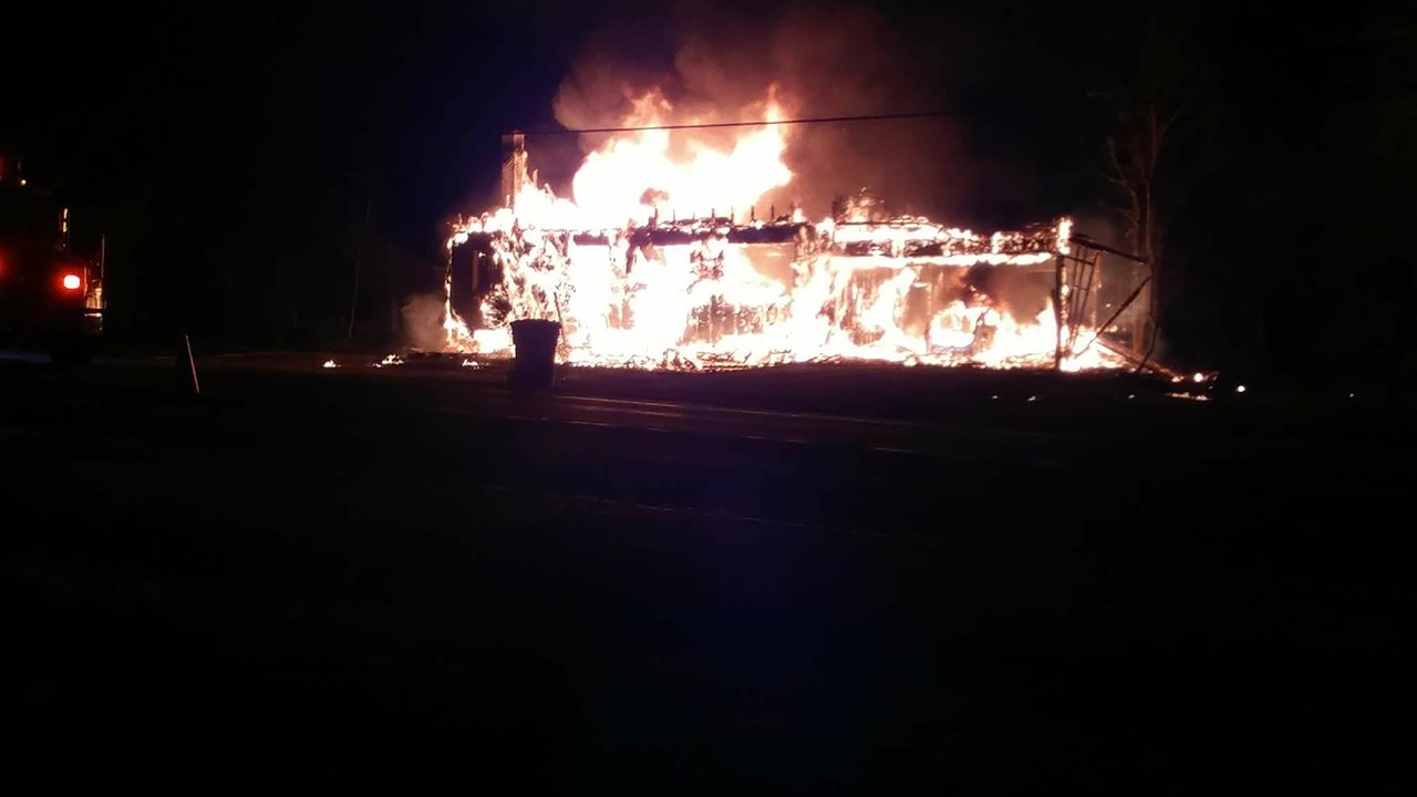 Une résidence calcinée par les flammes sur la route 108 cette nuit