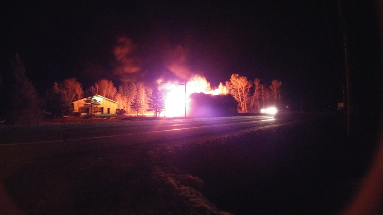 Une résidence calcinée par les flammes sur la route 108 cette nuit