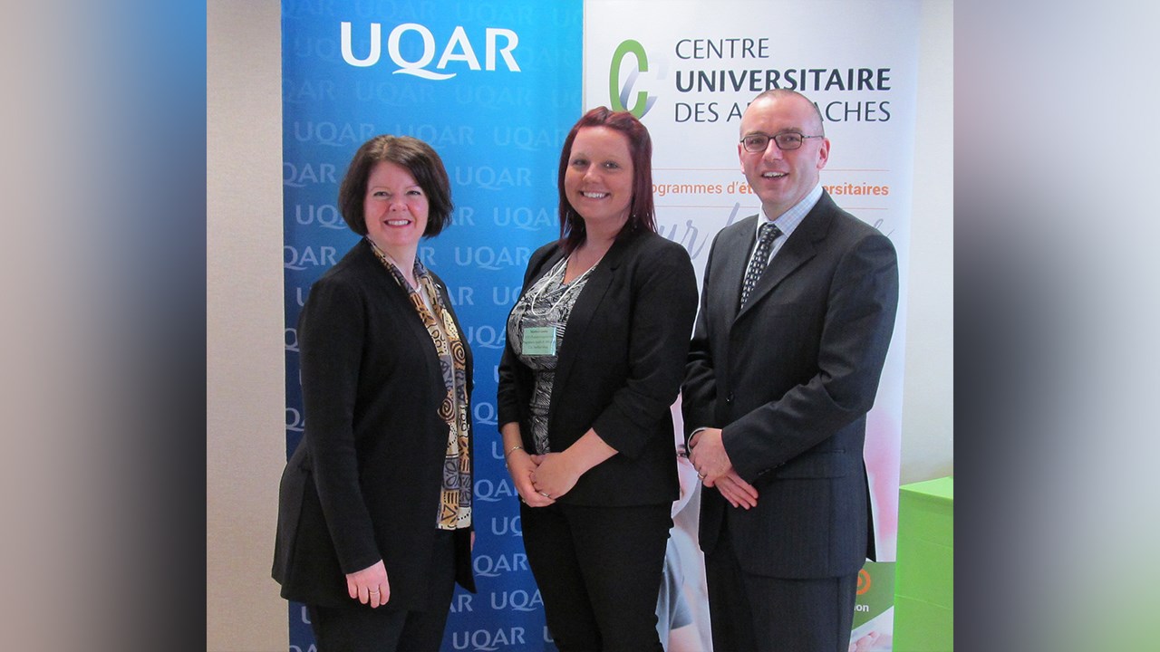 La finissante au baccalauréat en travail social de l’UQAR, Stéphanie Landry, entourée de la vice-rectrice au campus de Lévis et à la planification, Lucie Laflamme, et du directeur général du Centre universitaire des Appalaches, Martin Veilleux.