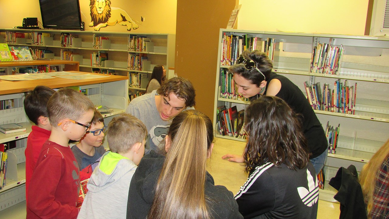 Des étudiants du cégep jumelés à des élèves de maternelle pour une BD