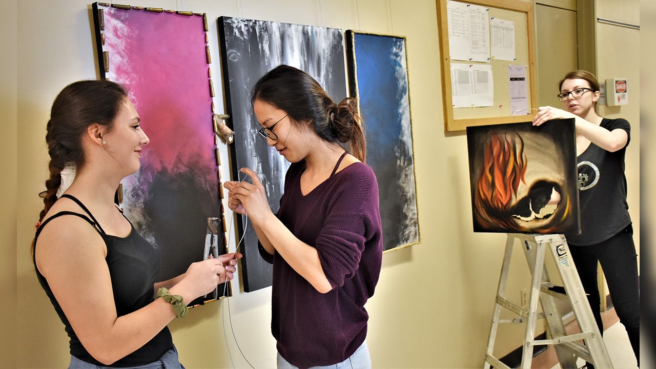 Quelques finissantes en Arts visuels du Cégep Beauce-Appalaches qui participent au montage de l’exposition.