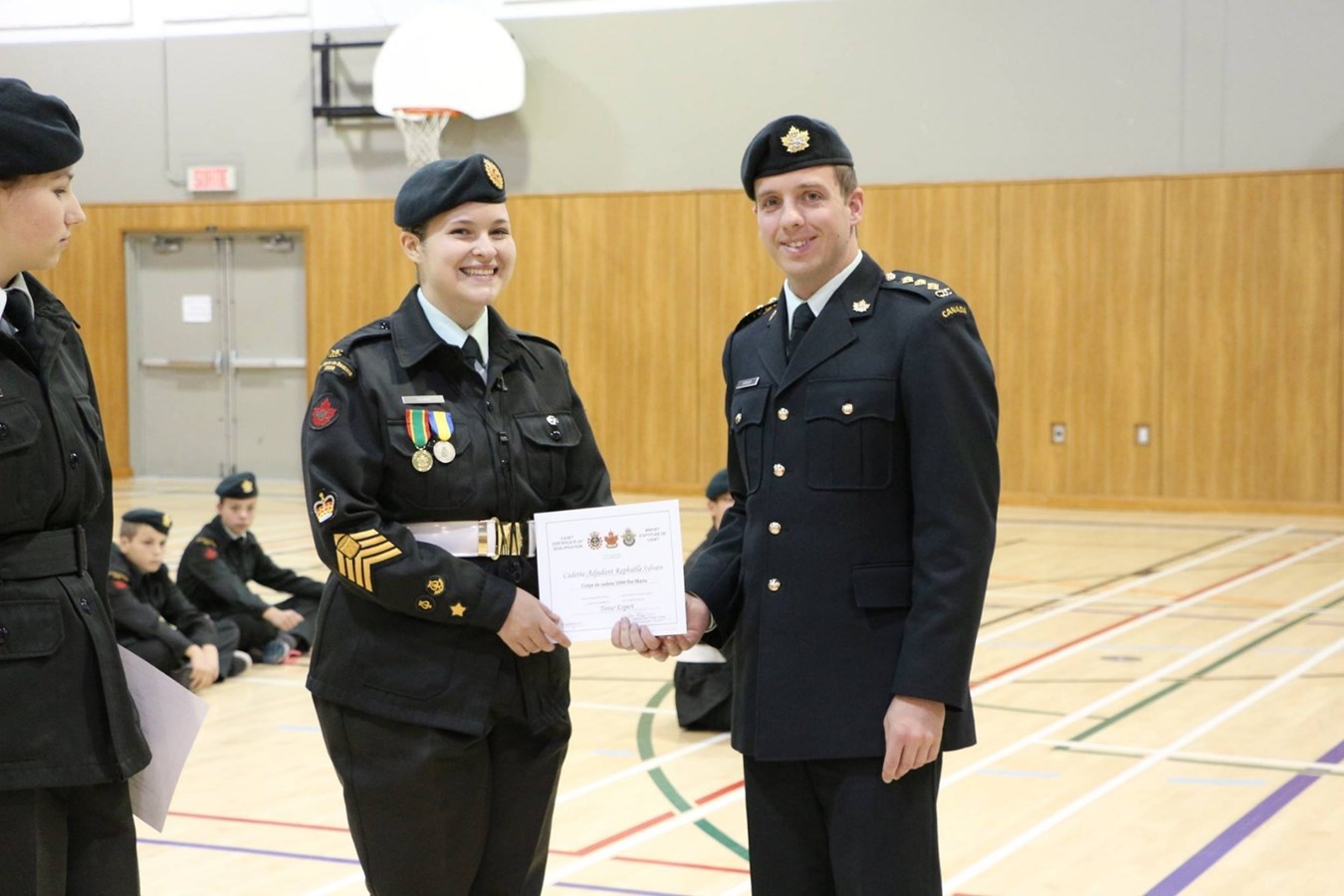 L'adjudant-maître Raphaëlle Sylvain reçoit un certificat du commandant du Corps de cadets, le capitaine Jean-Philippe Grenier