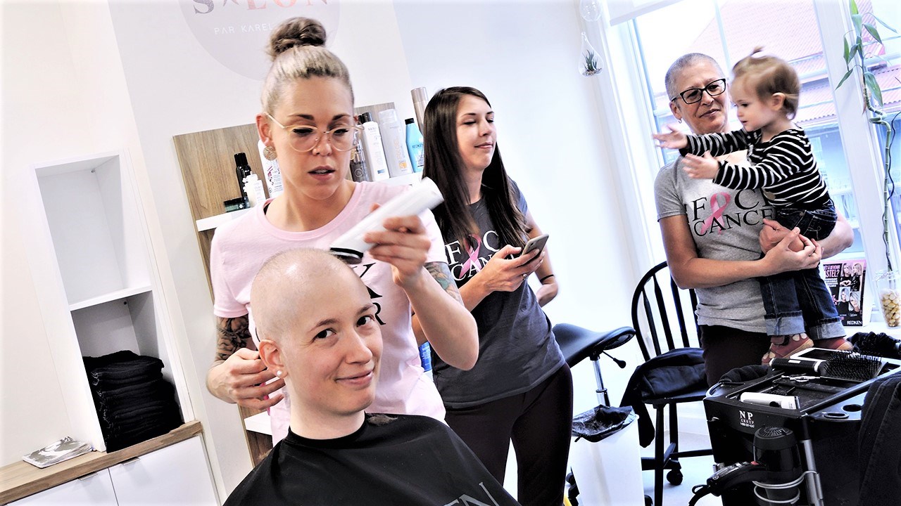 Cynthia Poirier, atteinte du cancer du sein, en compagnie de Karel Sévigny, coiffeuse et propriétaire de l'entreprise Le Salon par Karel Sévigny.