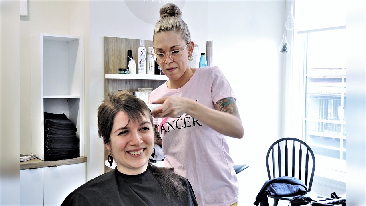 Sara-Claude Poirier, soeur, en compagnie de Karel Sévigny, coiffeuse et propriétaire de l'entreprise Le Salon par Karel Sévigny.