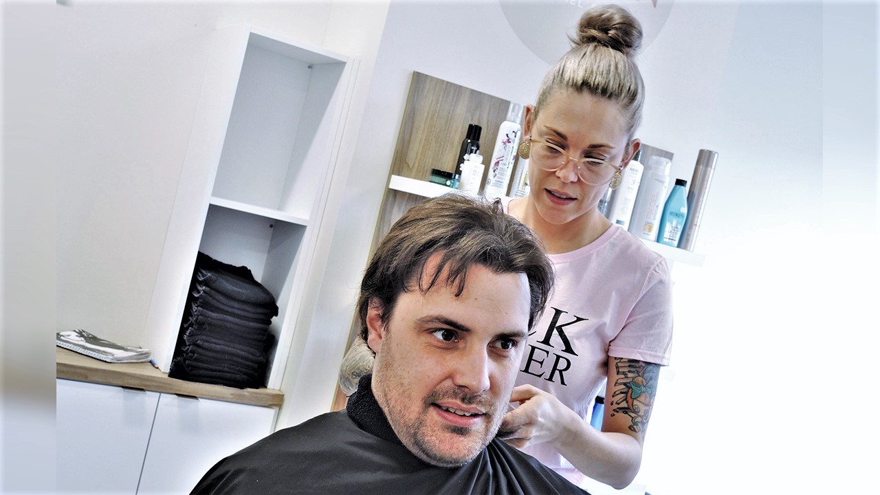 Bryan Pelland, conjoint de Sara-Claude Poirier, soeur, en compagnie de Karel Sévigny, coiffeuse et propriétaire de l'entreprise Le Salon par Karel Sévigny.