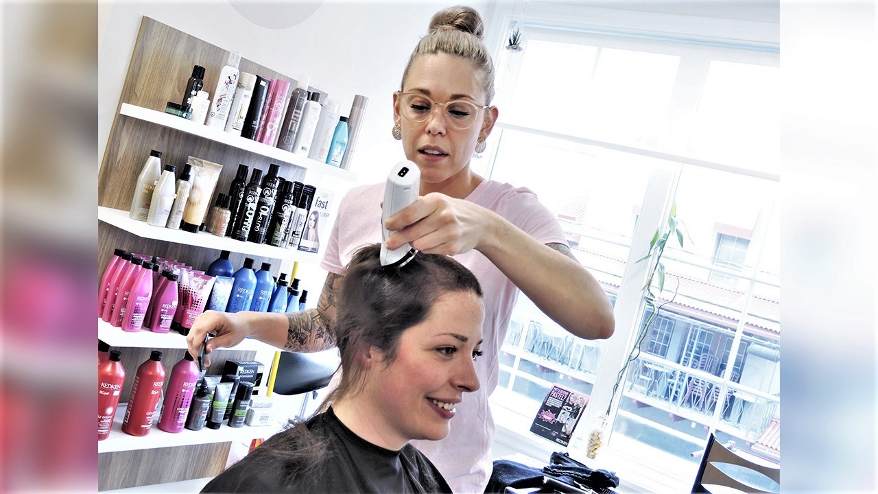 Joannie Poirier, soeur, en compagnie de Karel Sévigny, coiffeuse et propriétaire de l'entreprise Le Salon par Karel Sévigny.