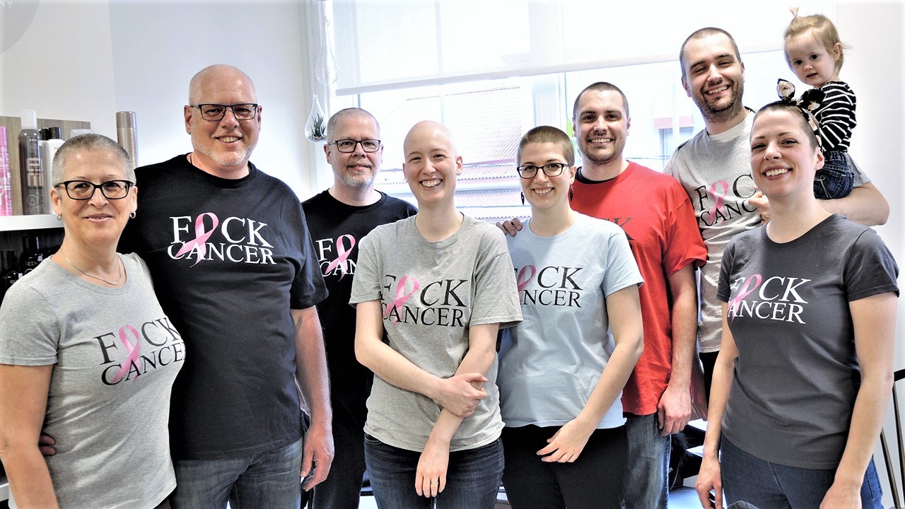 De gauche à droite : Céline Rouleau, mère, Serge Poirier, père, Stéphane Poirier, oncle (frère de Serge Poirier), Cynthia Poirier, atteinte du cancer du sein, Sara-Claude Poirier, soeur, Bryan Pelland, conjoint de Sara-Claude Poirier, le conjoint de Cynthia Poirier et leur fille, ainsi que Joannie Poirier, soeur.