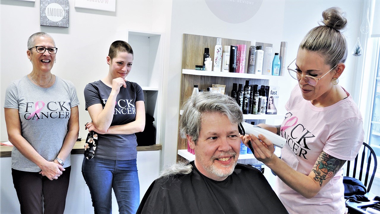 Stéphane Poirier, oncle (frère de Serge Poirier), en compagnie de Karel Sévigny, coiffeuse et propriétaire de l'entreprise Le Salon par Karel Sévigny.