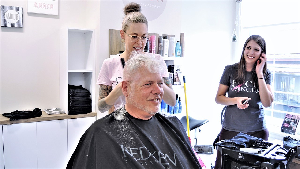 Serge Poirier, père, en compagnie de Karel Sévigny, coiffeuse et propriétaire de l'entreprise Le Salon par Karel Sévigny.