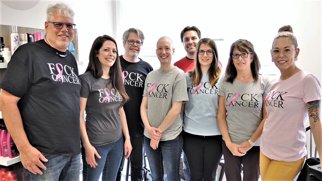 De gauche à droite : Serge Poirier, père, Joannie Poirier, soeur, Stéphane Poirier, oncle (frère de Serge Poirier), Cynthia Poirier, atteinte du cancer, Bryan Pelland, conjoint de Sara-Claude Poirier, Sara-Claude Poirier, soeur, Céline Rouleau, mère, et Karel Sévigny, coiffeuse et propriétaire de l'entreprise Le Salon par Karel Sévigny.