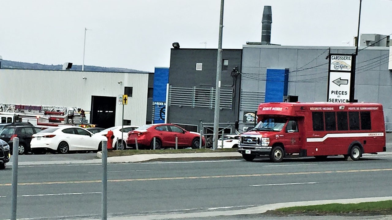 Un incendie s'est déclaré chez le concessionnaire automobile Sitelle Mazda, à Saint-Georges, peu après 12 h lors du mercredi le 2 mai 2018.