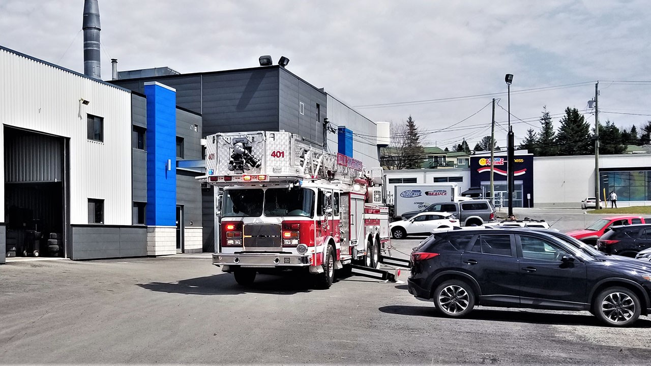 Un incendie s'est déclaré chez le concessionnaire automobile Sitelle Mazda, à Saint-Georges, peu après 12 h lors du mercredi le 2 mai 2018.