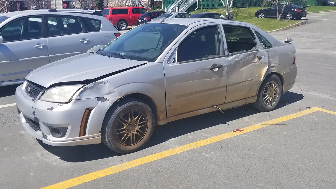 Une voiture abandonnée et vandalisée à Saint-Georges
