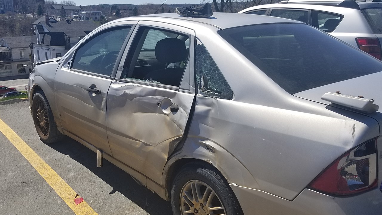 Une voiture abandonnée et vandalisée à Saint-Georges