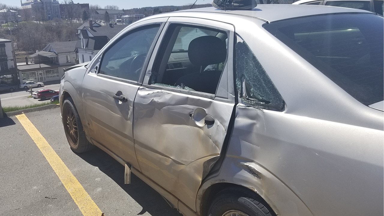 Une voiture abandonnée et vandalisée à Saint-Georges