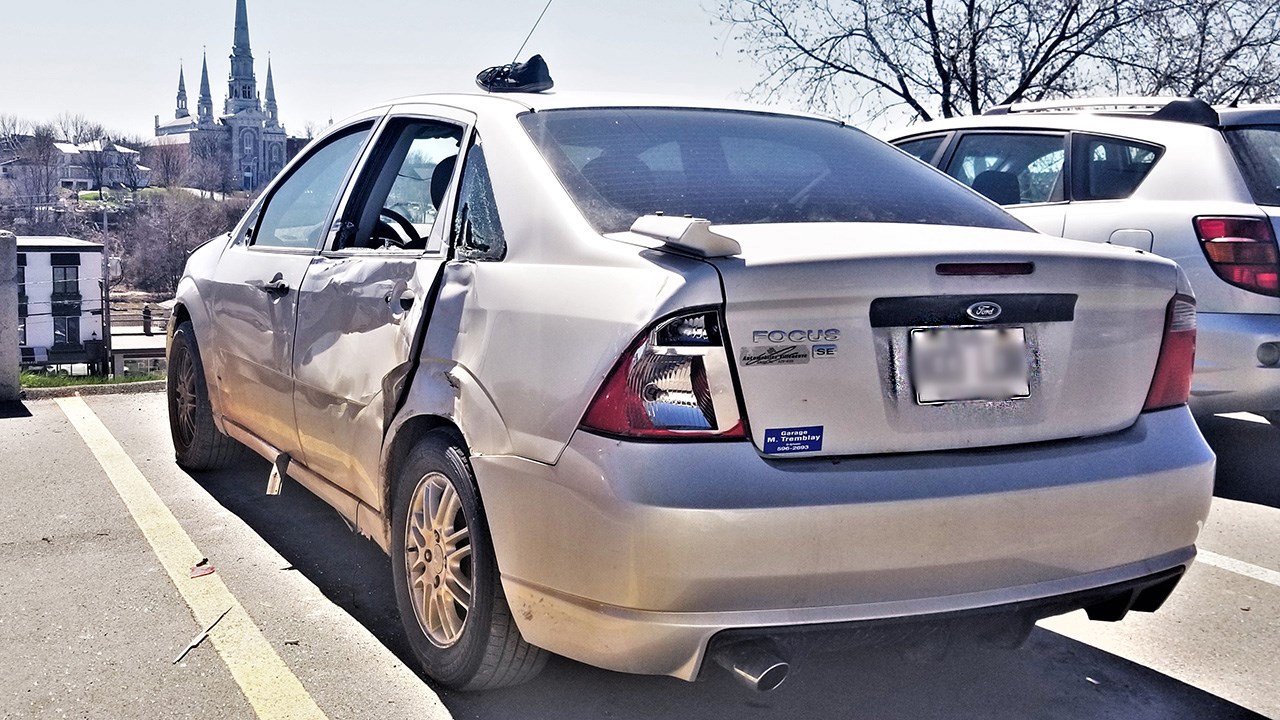 Une voiture abandonnée et vandalisée à Saint-Georges