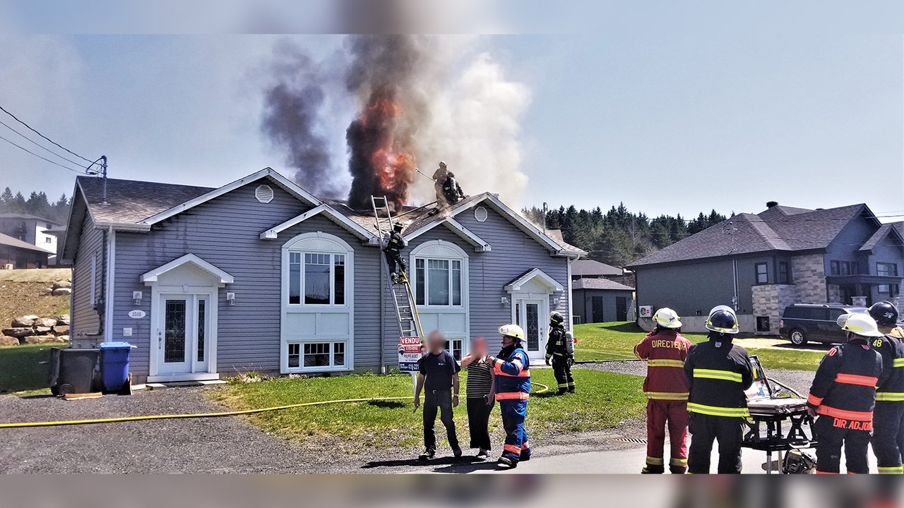 Un incendie s'est déclaré dans une résidence de type duplex sur la 2e Avenue, à Notre-Dame-des-Pins, peu après l'heure du dîner aujourd'hui, mercredi le 9 mai 2018.