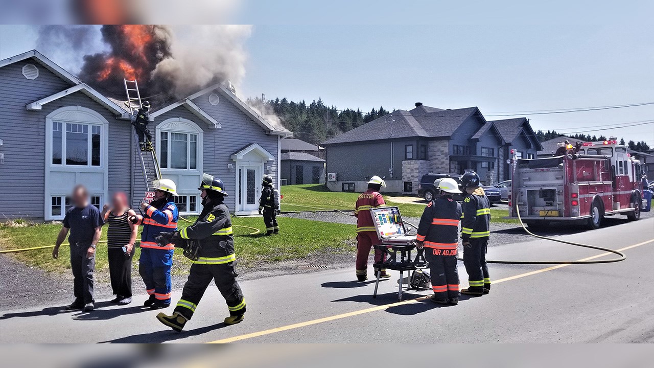 Un incendie s'est déclaré dans une résidence de type duplex sur la 2e Avenue, à Notre-Dame-des-Pins, peu après l'heure du dîner aujourd'hui, mercredi le 9 mai 2018.