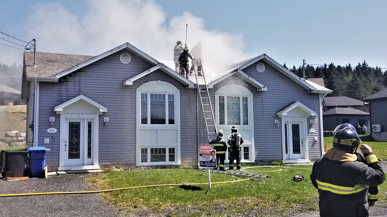 Un incendie s'est déclaré dans une résidence de type duplex sur la 2e Avenue, à Notre-Dame-des-Pins, peu après l'heure du dîner aujourd'hui, mercredi le 9 mai 2018.