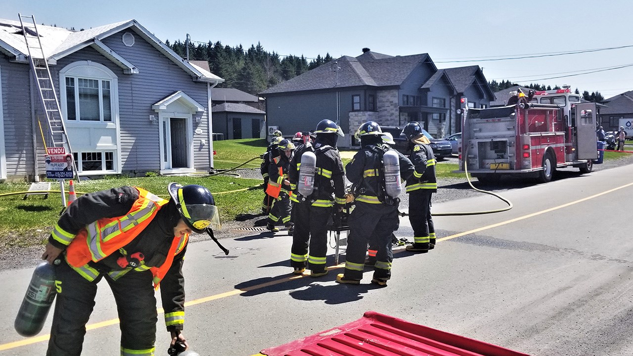 Un incendie s'est déclaré dans une résidence de type duplex sur la 2e Avenue, à Notre-Dame-des-Pins, peu après l'heure du dîner aujourd'hui, mercredi le 9 mai 2018.