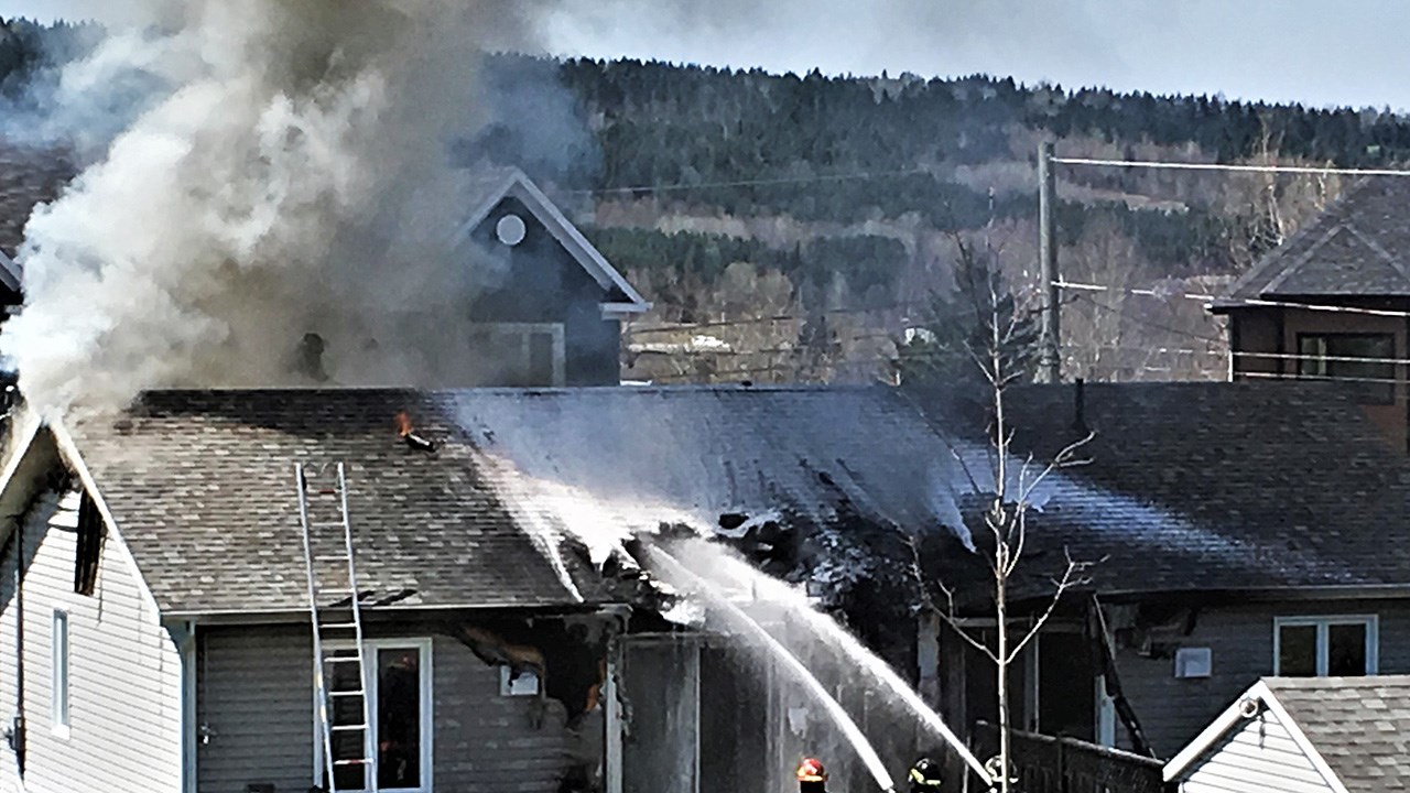 Un incendie s'est déclaré dans une résidence de type duplex sur la 2e Avenue, à Notre-Dame-des-Pins, peu après l'heure du dîner aujourd'hui, mercredi le 9 mai 2018.