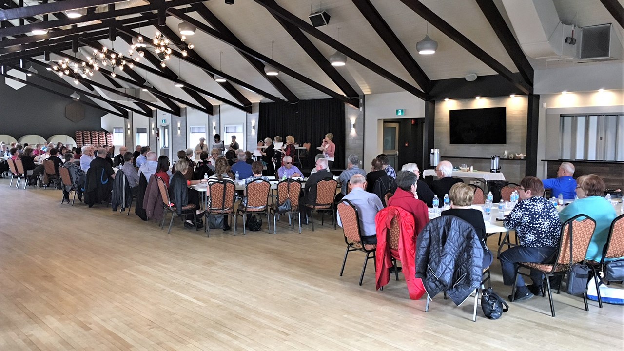 La Grande tournée régionale de la Fédération de l'âge d'or du Québec (FADOQ) Québec et Chaudière-Appalaches (RQCA) s'est arrêtée en Nouvelle-Beauce lors du mercredi 2 mai 2018, au centre paroissial de Saint-Bernard, plus précisément.