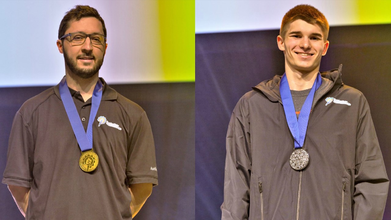 De gauche à droite : Aurélien Couture et Samuel Nadeau, les récipiendaires de la médaille d'or et de la médaille d'argent pour la Commission scolaire de la Beauce-Etchemin aux Olympiades québécoises de la formation professionnelle.