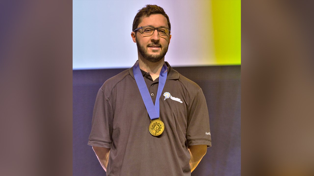 Aurélien Couturier, de Lévis, qui étudie au centre de formation des Bâtisseurs de Sainte-Marie, a remporté la médaille d'or en ébénisterie.