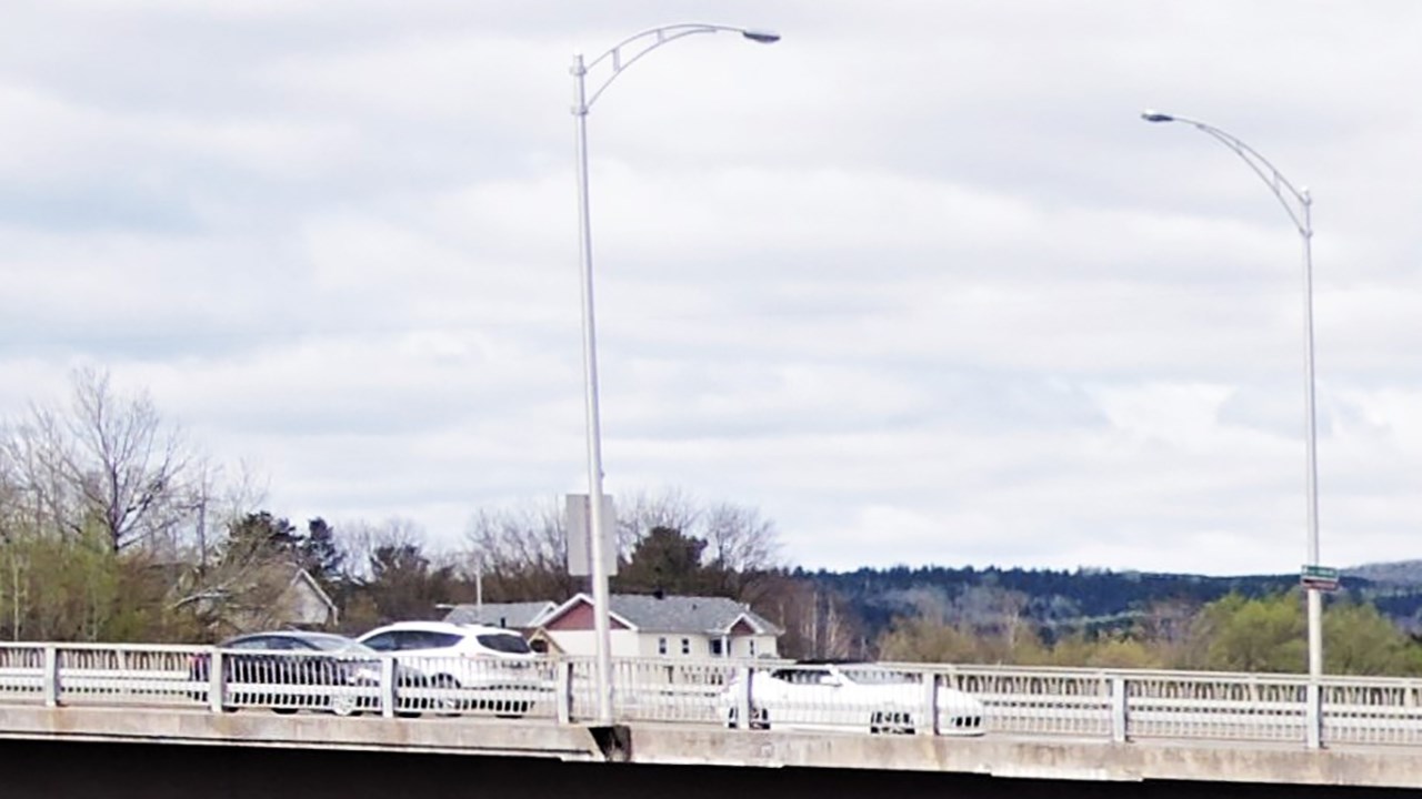 Le pont David-Roy reliant l'Est et l'Ouest de Saint-Georges, vers 11 h 15, quelques minutes seulement avant l'incident du vendredi 11 mai 2018.