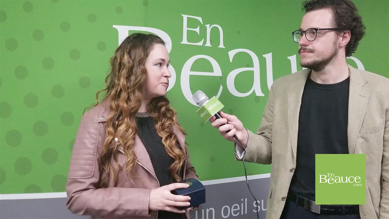Alexandra Fournier, récipiendaire de la médaille du Lieutenant-gouverneur pour la jeunesse, et Alexandre Poulin, journaliste pour EnBeauce.com.