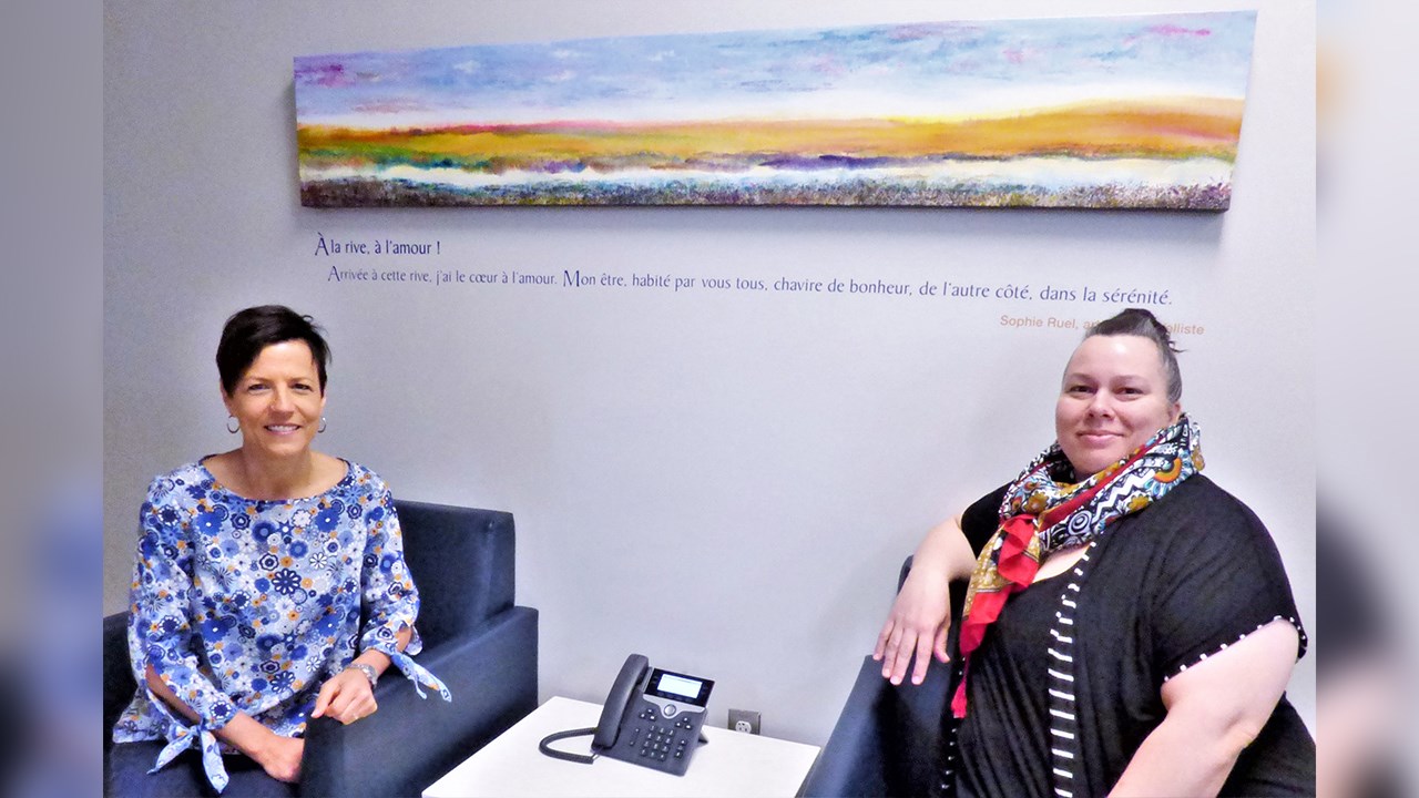 De gauche à droite : Christine Fecteau, chef de l’unité de médecine à l’Hôpital de Saint-Georges du Centre intégré de santé et de services sociaux de Chaudière-Appalaches, et Sophie Ruel, artiste peintre aquarelliste qui a fait don de son oeuvre.