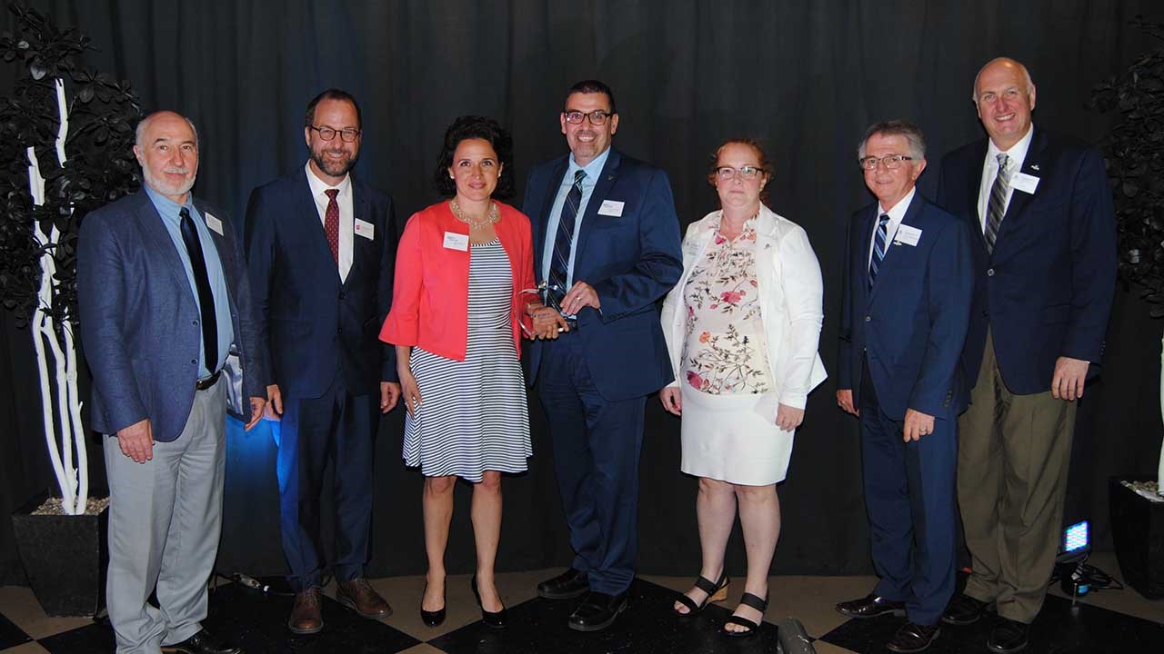 Ce sont les mêmes personnes que sur la première photo, à l’exception de Mme Nellie Roy et M. Daniel Paré, du Centre intégré de santé et de services sociaux de la Chaudière-Appalaches, et Mme Nataly Grondin, directrice du Service de la formation professionnelle, de l’éducation des adultes et aux entreprises, à la CSBE.