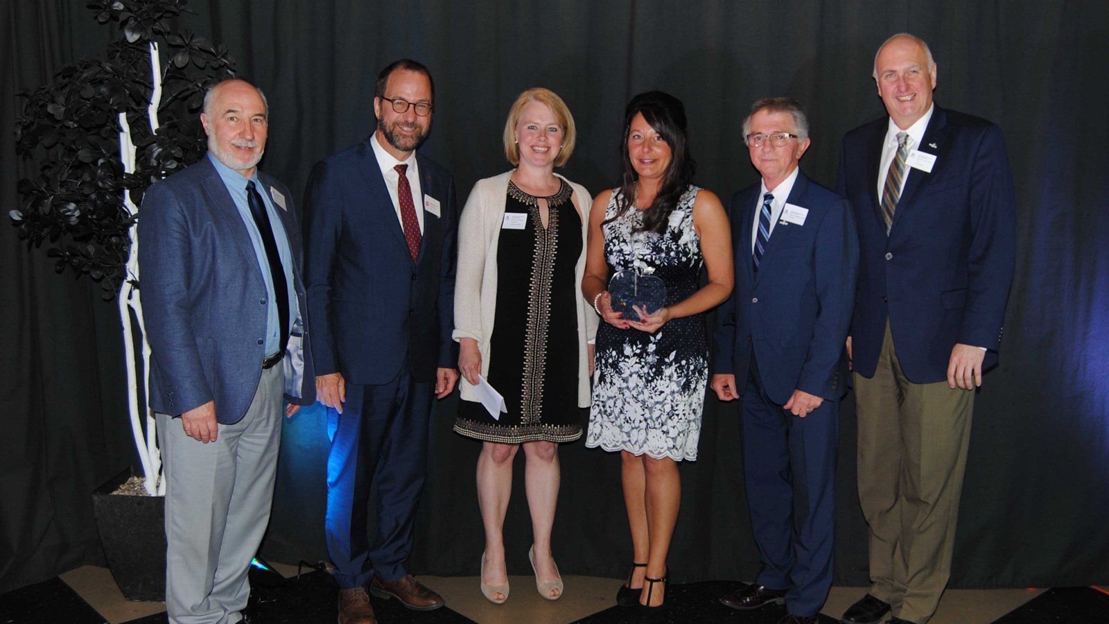 M. Denis Langlois, président du Regroupement des commissions scolaires de Chaudière-Appalaches, M. Alain Fortier, président de la Fédération des commissions scolaires du Québec, Mme Annie Rodrigue, directrice adjointe à la polyvalente de Saint-Georges, Mme Natalie Lavoie, enseignante (récipiendaire pour le projet Je pars en appartement) , M. Charles-Henri Lecours, président de la CSBE et M. Normand Lessard, directeur général de la CSBE.