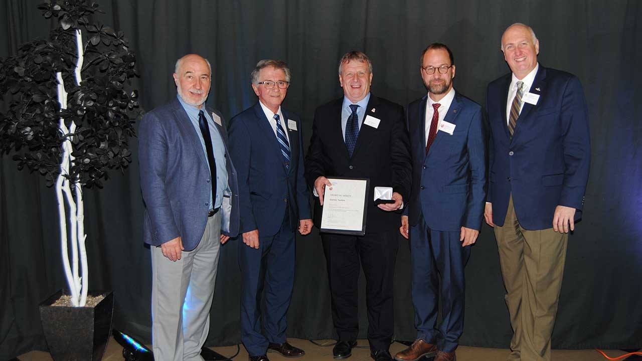 Ce sont les mêmes personnes, mais avec M. Gaétan Vachon, récipiendaire de la médaille de bronze de l’Ordre du mérite.