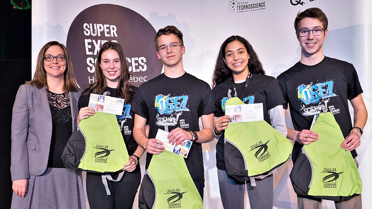 William Grey, du Cégep de Thetford, qui est l’un des quatre participants à s’être mérité une participation à l’Expo-sciences internationale qui aura lieu à Clermont-Ferrand, en France, figure au centre de cette photo. À gauche du groupe, Nathalie Beaudry, présidente du Réseau Technoscience.