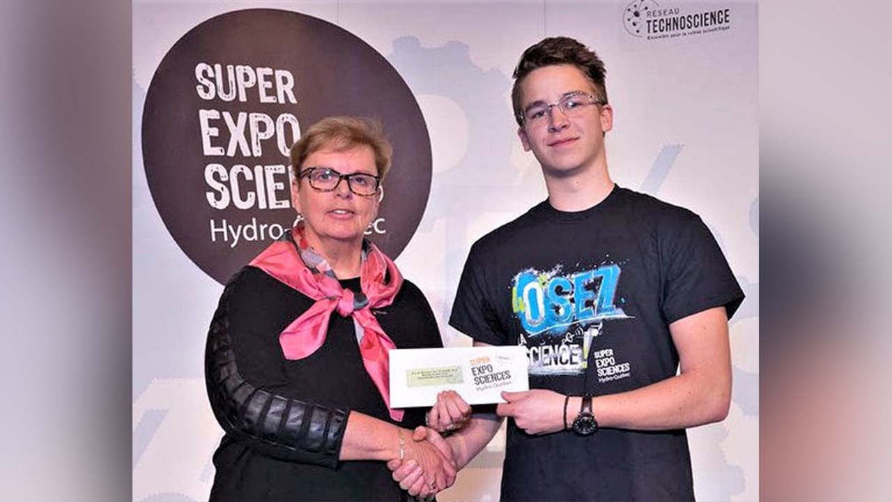 William Grey, à droite, du Cégep de Thetford, pour son projet « Nouveaux biocomposites » a remporté le prix du Ministère des Transports, de la Mobilité et de l'Électrification des Transports d'une valeur de 750 $ à la 40e édition de la Super Expo-Sciences Hydro-Québec. Il est en compagnie de Julie Paquet, vice-présidente de Technoscience Mauricie.