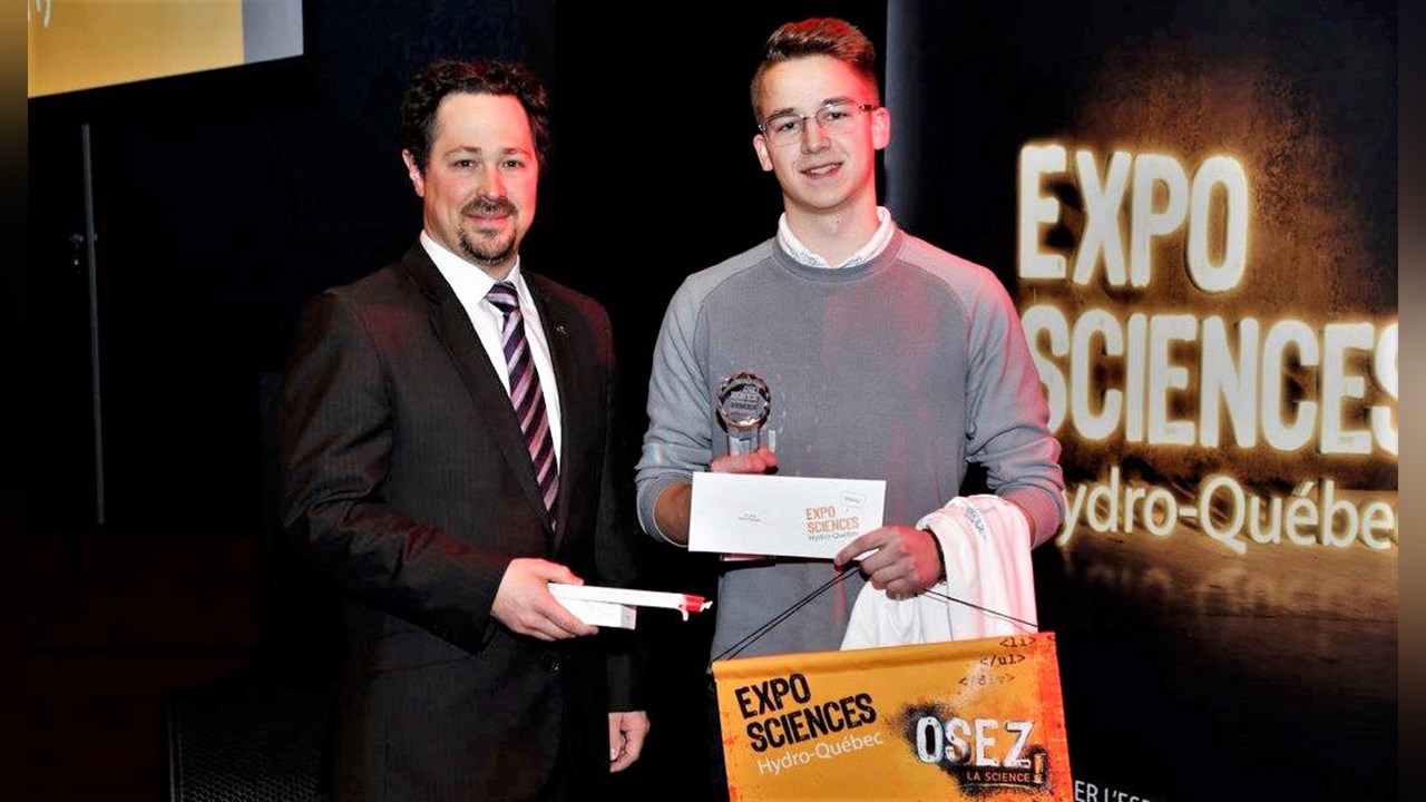 William Grey, du Cégep de Thetford, avait gagné le premier prix Hydro-Québec lors de la finale d'Expo-Sciences du Québec et de la Chaudière-Appalaches le 3 avril 2018, au Collège Saint-Charles-Garnier. Sur la photo, il est en compagnie Nicolas Fleury, chef des relations avec le milieu des régions de la Capitale-Nationale et de la Chaudière-Appalaches chez Hydro-Québec.
