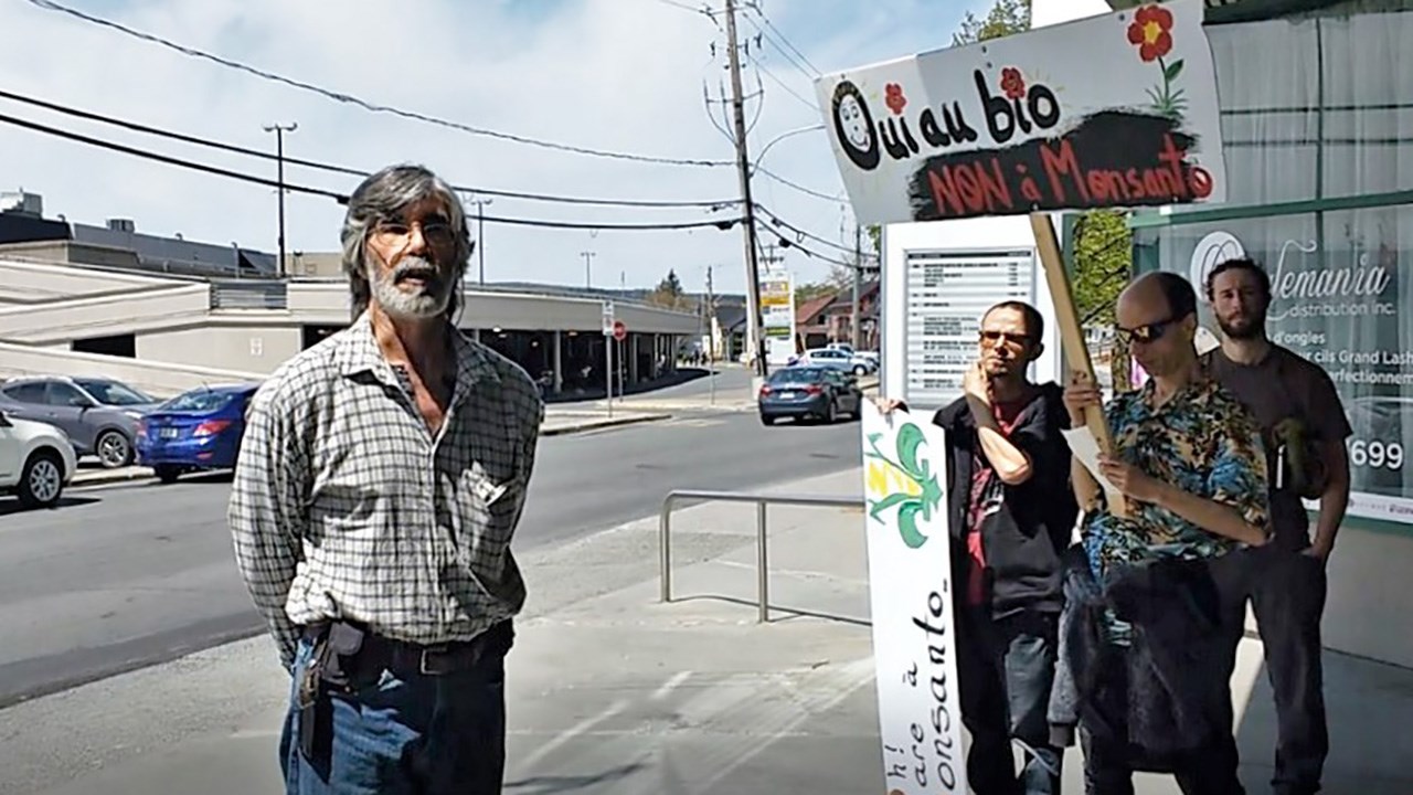 « Les insectes pollinisateurs dont les abeilles domestiques sont les sentinelles, disparaissent de nos régions. C’est un problème pour les apiculteurs, mais aussi pour toutes les cultures de légumes et de fruits qui ont besoin de pollinisation. Les pesticides, les monocultures extensives, dont les cultures d’OGM, ainsi que les élevages intensifs, sont responsables de la contamination de nos cours d’eau et de nos sols. », a déclaré l'apiculteur beauceron Yves Castera, lors de la marche contre Monsanto du samedi 19 mai 2018.