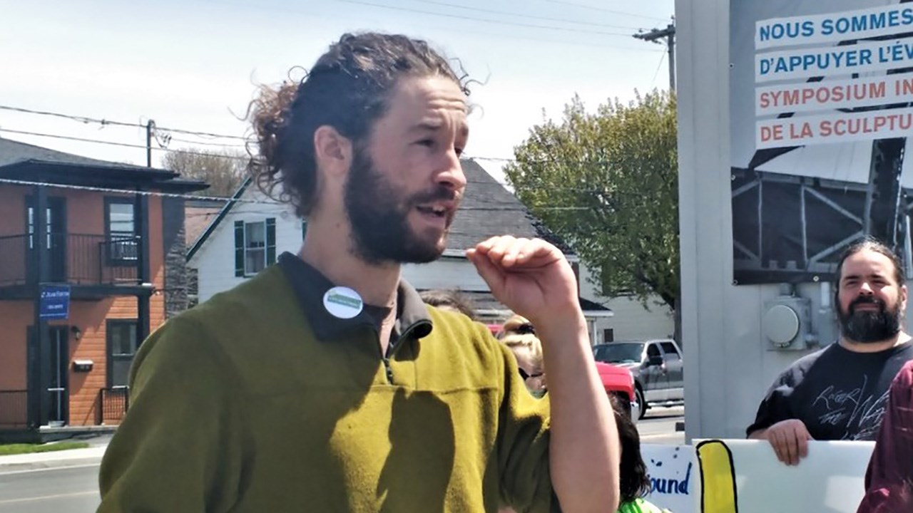 « Il est important de rappeler que de nombreuses exploitations en régions et en Beauce démontrent au quotidien qu’une agriculture sans pesticides ni OGM est tout à fait rentable et bénéfique », a expliqué le représentant de Vigilance OGM en Beauce, Jesse Richman, lors de la marche contre Monsanto du samedi 19 mai 2018.