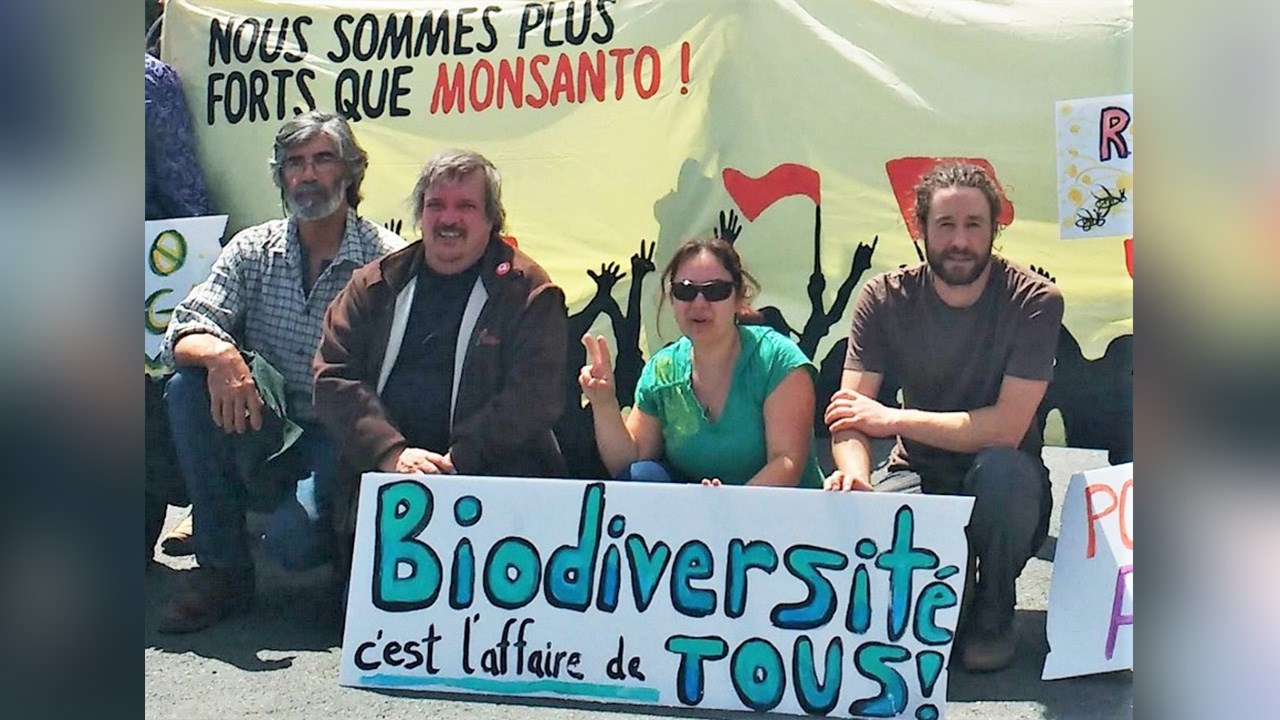 De gauche à droite : Yves Castera, apiculteur beauceron, Robert Gélinas et Karine Paquet, co-organisateurs de la marche contre Monsanto à Saint-Georges, et Jesse Richman, représentant de Vigilance OGM en Beauce.
