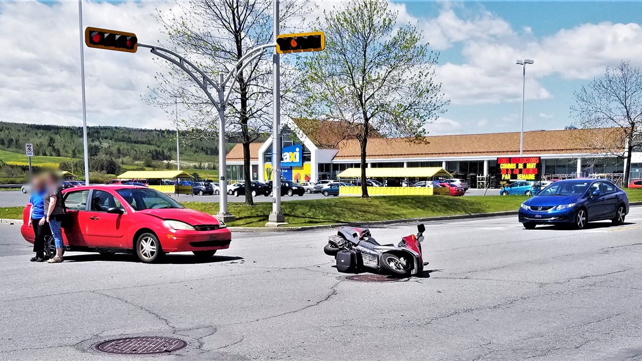 Une collision impliquant un motocycliste et une voiture est survenu aux alentours de 12 h 15 lors du lundi 21 mai 2018, à l'intersection du boulevard Lacroix et de l'entrée de l'épicerie Maxi, à Saint-Georges.