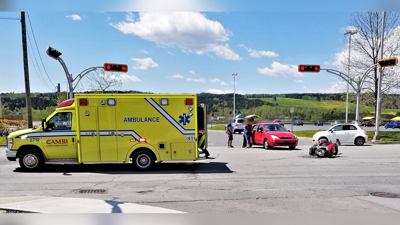 Une collision impliquant un motocycliste et une voiture est survenu aux alentours de 12 h 15 lors du lundi 21 mai 2018, à l'intersection du boulevard Lacroix et de l'entrée de l'épicerie Maxi, à Saint-Georges.