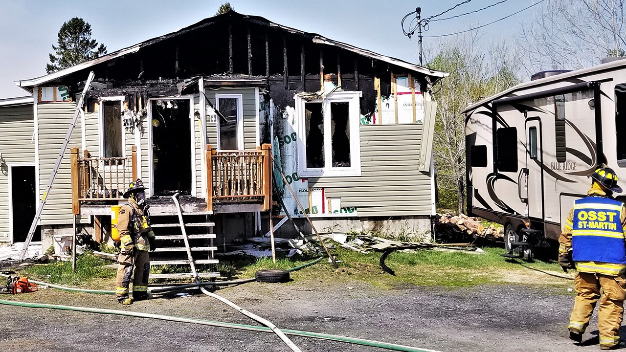 Un incendie s'est déclaré ce matin, mardi le 22 mai 2018, dans une résidence située sur la route 204, entre les municipalités de Saint-Martin et de Saint-Gédéon-de-Beauce. La maison est une perte totale.
